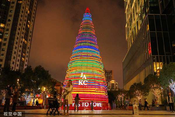 2019年11月22日，中国上海。距离圣诞节还有一个月的时间，上海静安嘉里中心巨型圣诞树已经点亮，开启2019年圣诞季。