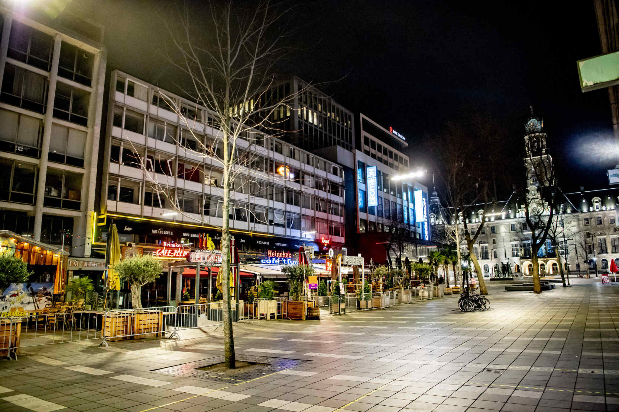 荷兰全国实施宵禁 夜晚街头空荡荡