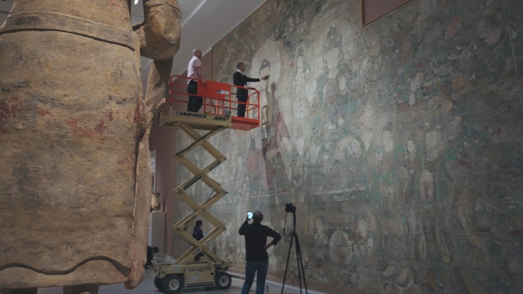 中国团队对《药师佛佛会图》开展高空测绘。（受访者供图）