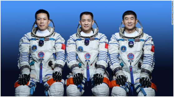 (汤洪波、聂海胜、刘伯明3名航天员)