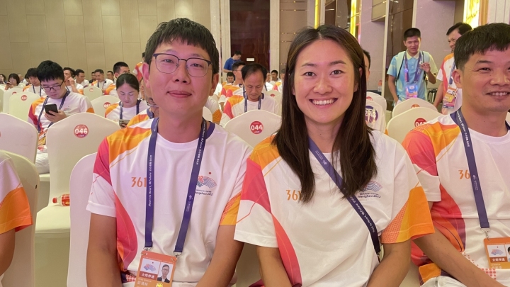 彭清林和前女足国家队队长吴海燕合影