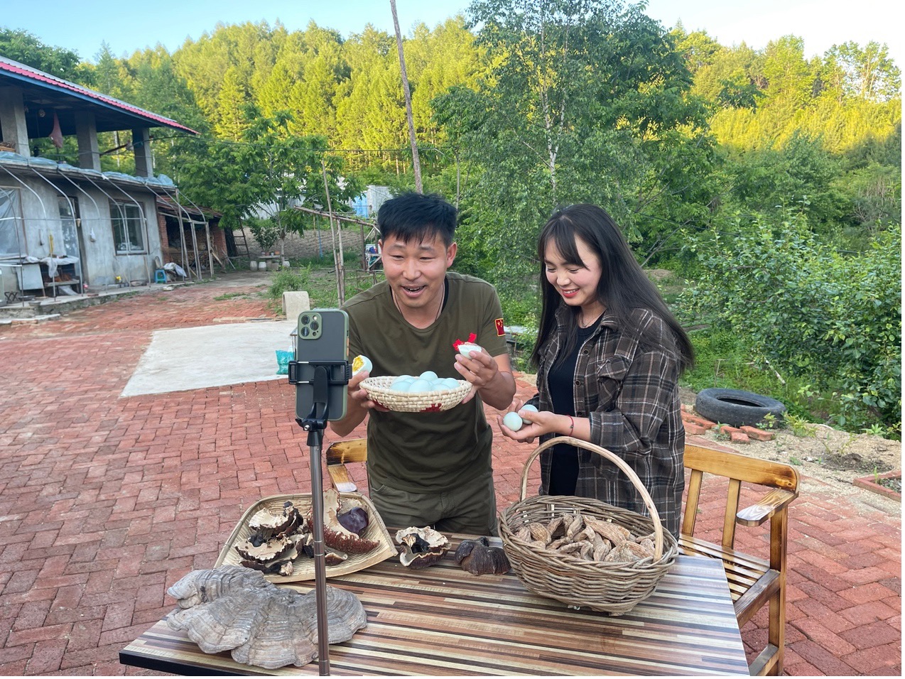 淘宝农民主播徐喜来兄妹在山上做直播。