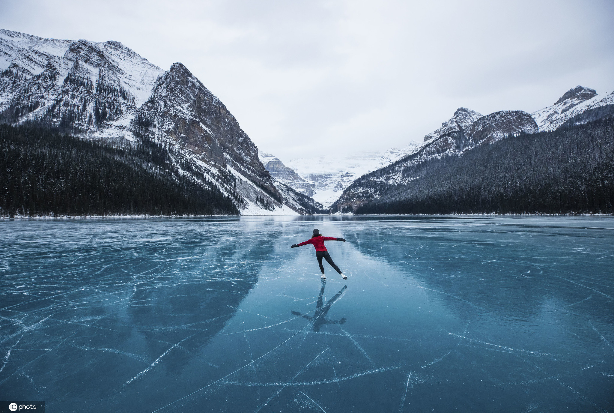 之一了,这个巨大的冰湖被冰雪覆盖的山脉环绕,花样滑冰运动员danielle
