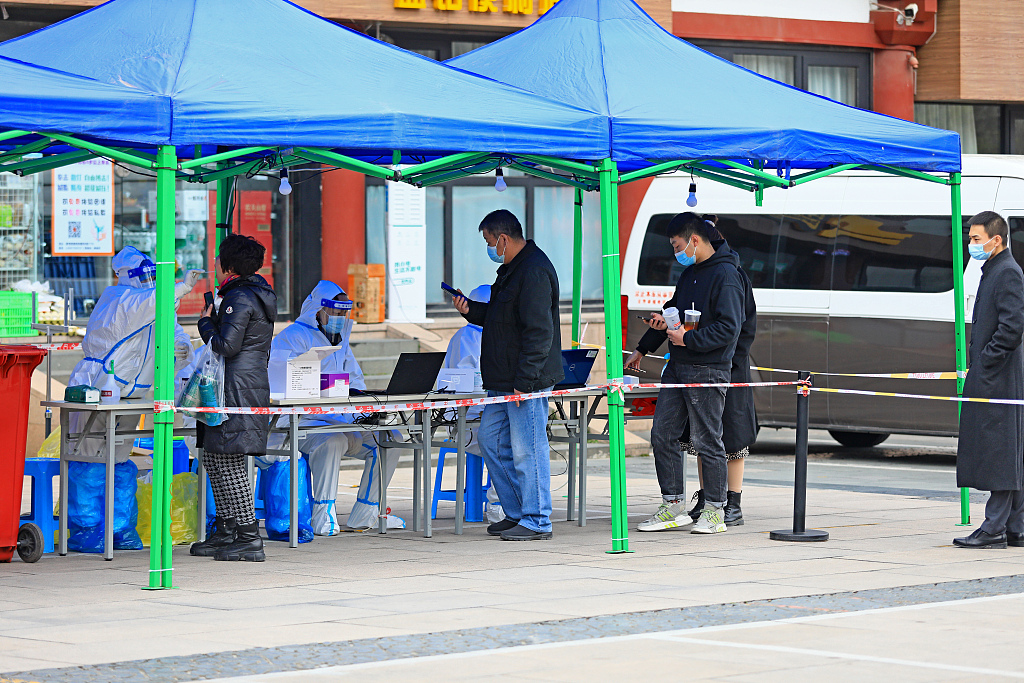 西安新增5个中风险地区 市民排队进行核酸检测