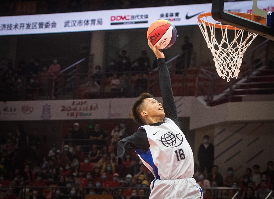 13岁独臂篮球少年张家城外媒:励志!