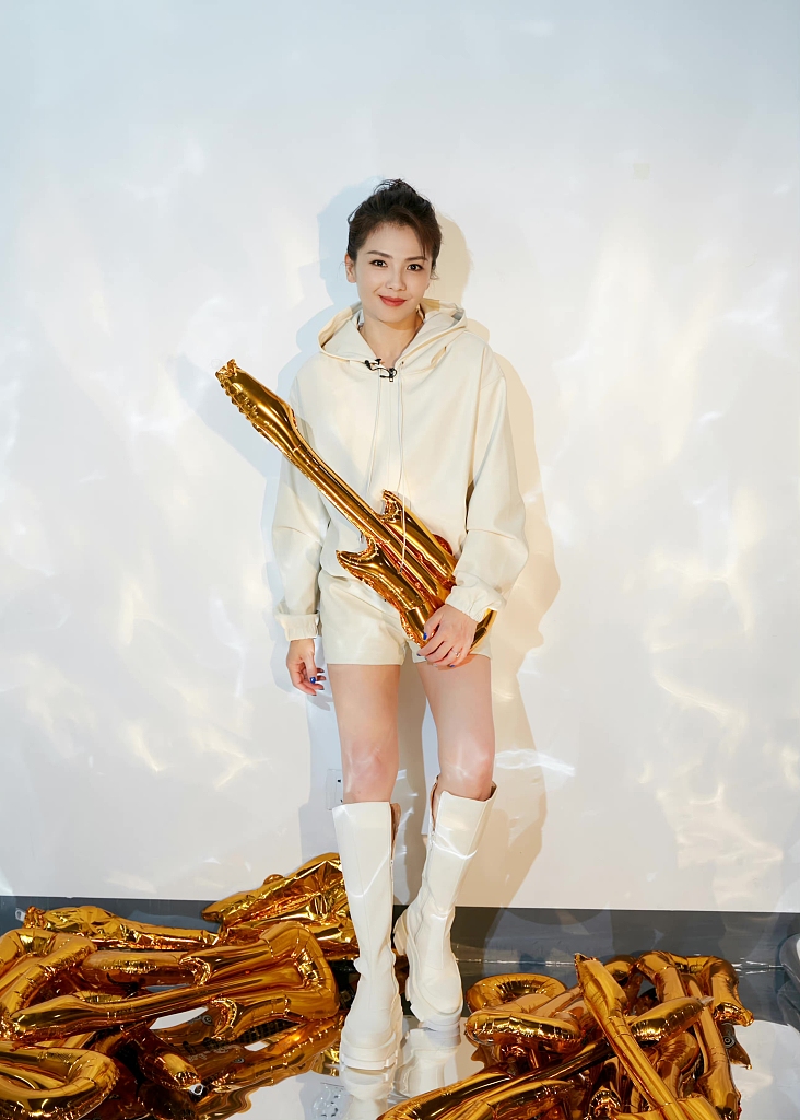 刘涛穿奶白色卫衣套装大秀美腿精致酷飒