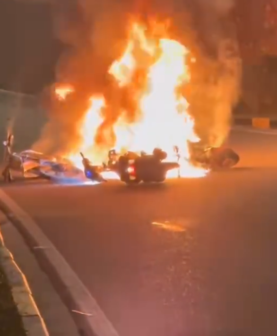 重庆江北区事故现场,两辆摩托车相撞后起火