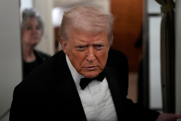 当地时间2026年1月31日，美国马里兰州安德鲁斯联合基地，美国总统特朗普乘坐“空军一号”前往佛罗里达州西棕榈滩，并与记者交谈。 图源：视觉中国