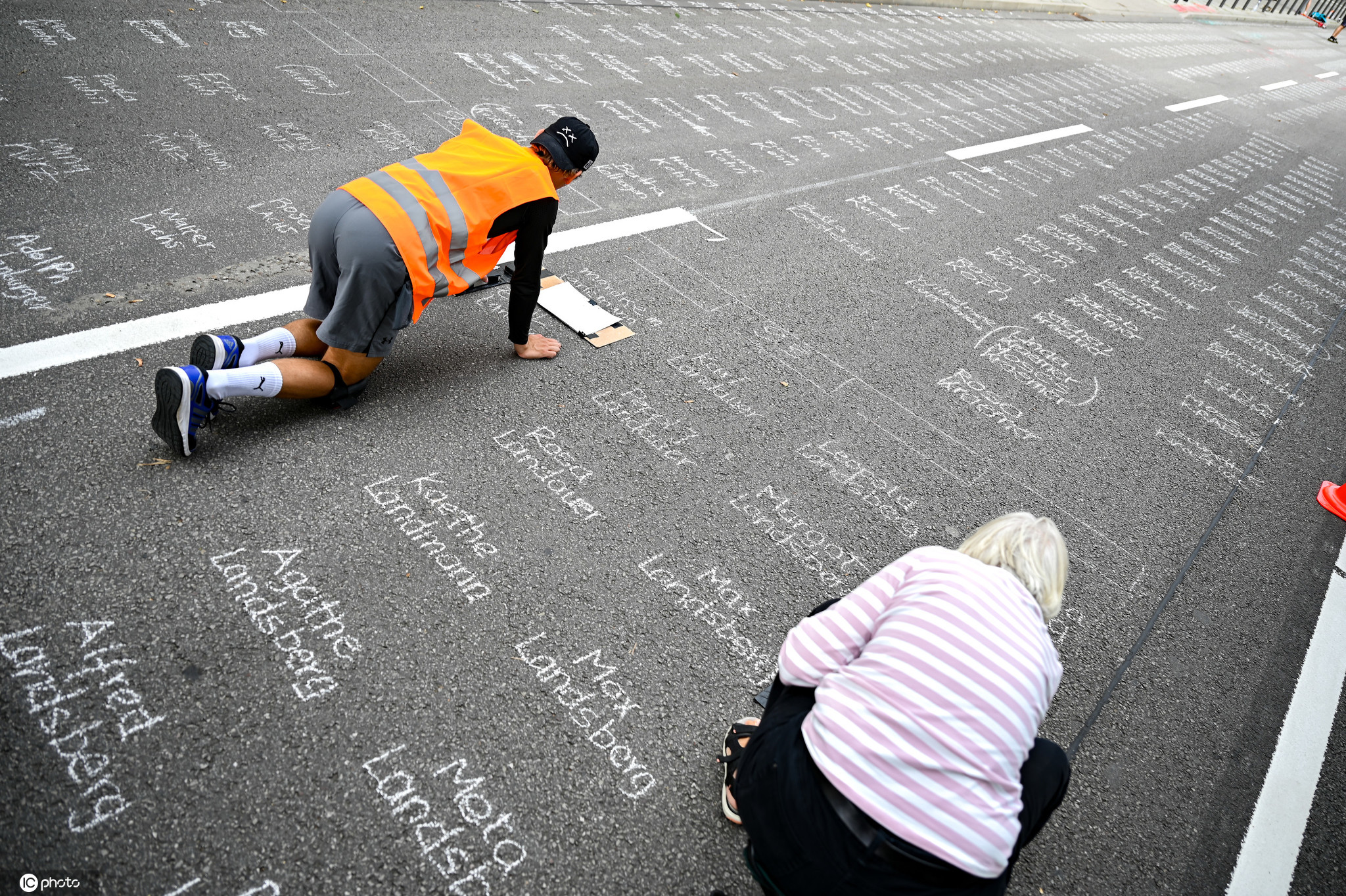 德国法兰克福行为艺术家手写万人姓名纪念被害犹太人