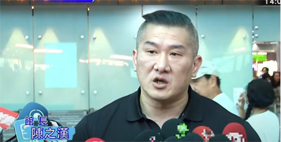 “馆长”10日在桃园机场接受台媒采访 图源:截取自台媒直播