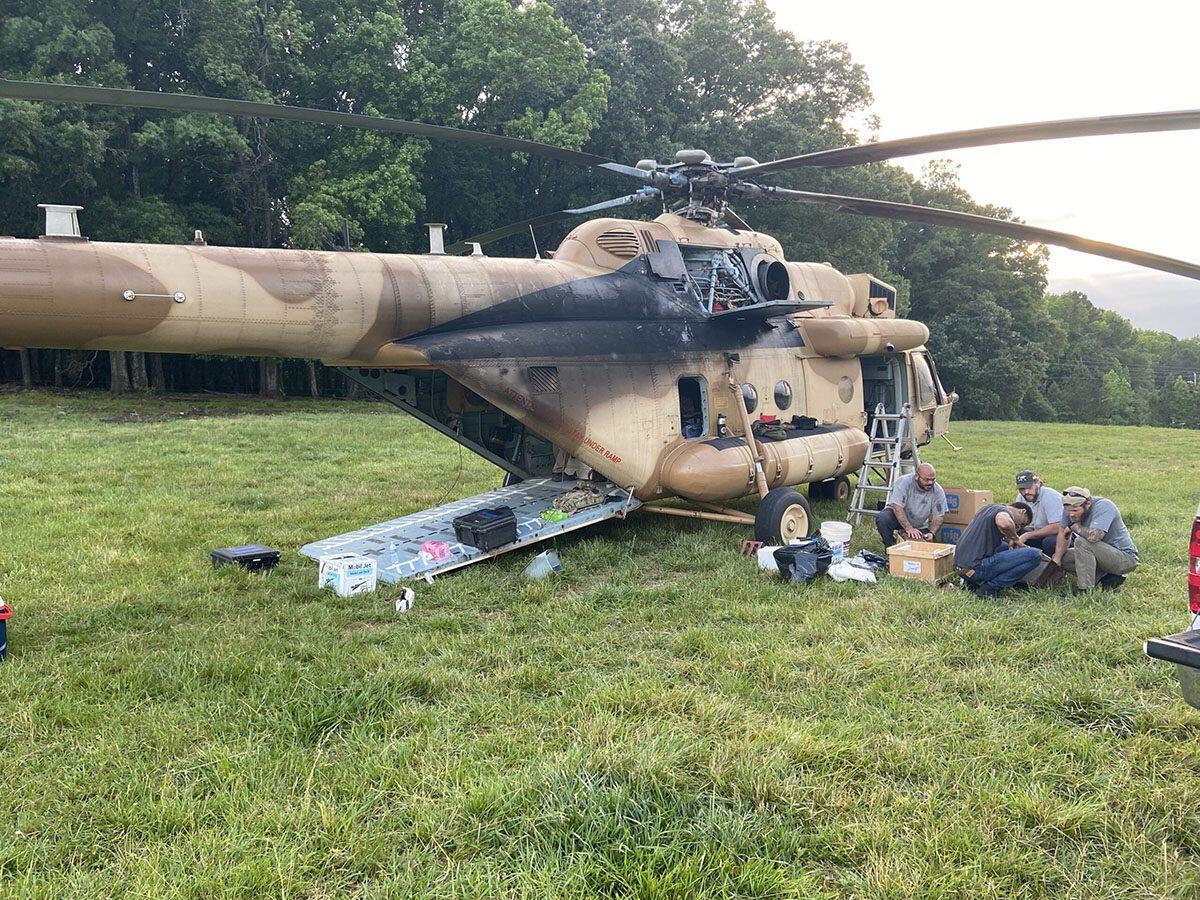 米-17直升机迫降后机组人员进行修理