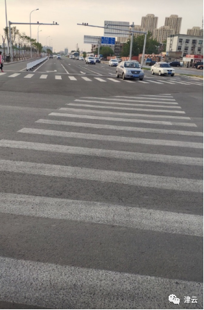 直通机动车道 这个路口的斑马线 迷路 了 交管部门回应