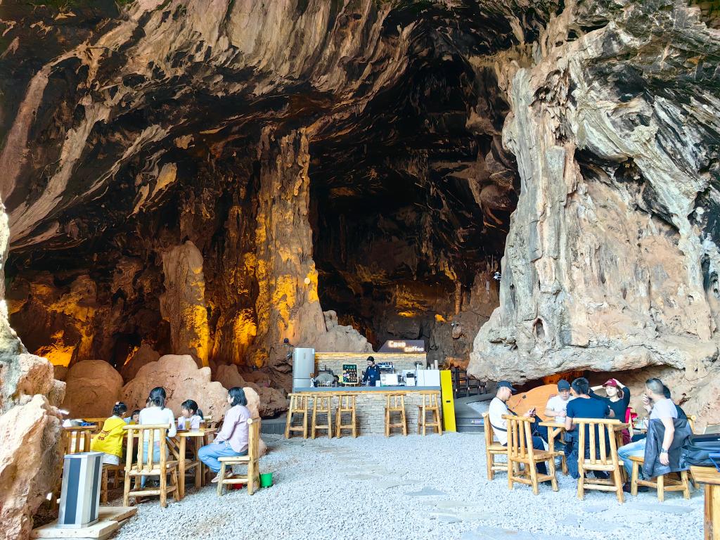 3月16日,昆明市富民县宝石洞景区内的溶洞咖啡馆一景.
