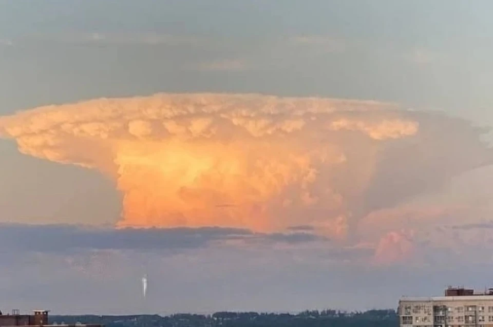 俄罗斯《共青团真理报》网站8月3日关于“喀山地区上空出现‘蘑菇云’状云朵”报道中所配图片