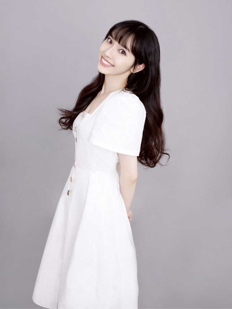 刘一曈生日大片曝光02一袭白色修身连衣裙简约时尚