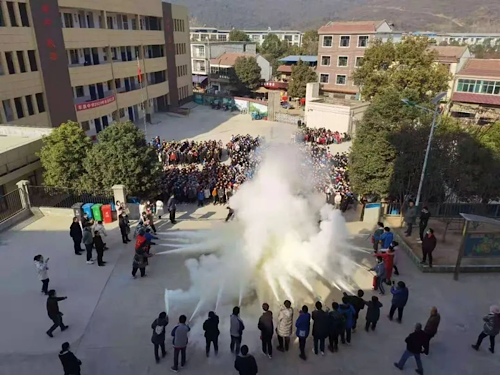 在湖北省阳新县,龙港镇八一小学500名师生参与了防震演练,学生们从