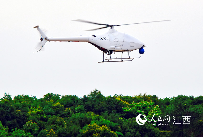 AR500C高原型无人直升机在鄱阳无人机基地成功实现首飞。（何欢/摄）