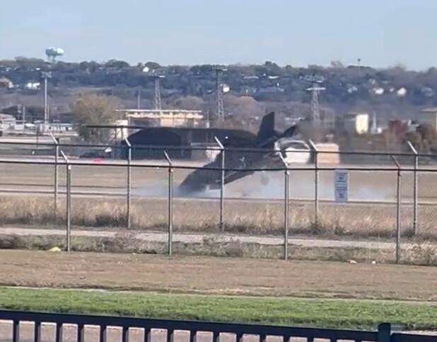 当地时间周四（15日），美军一架第五代战斗机F-35B闪电II在得克萨斯州北部一个空军基地垂直降落时发生坠毁 视频截图