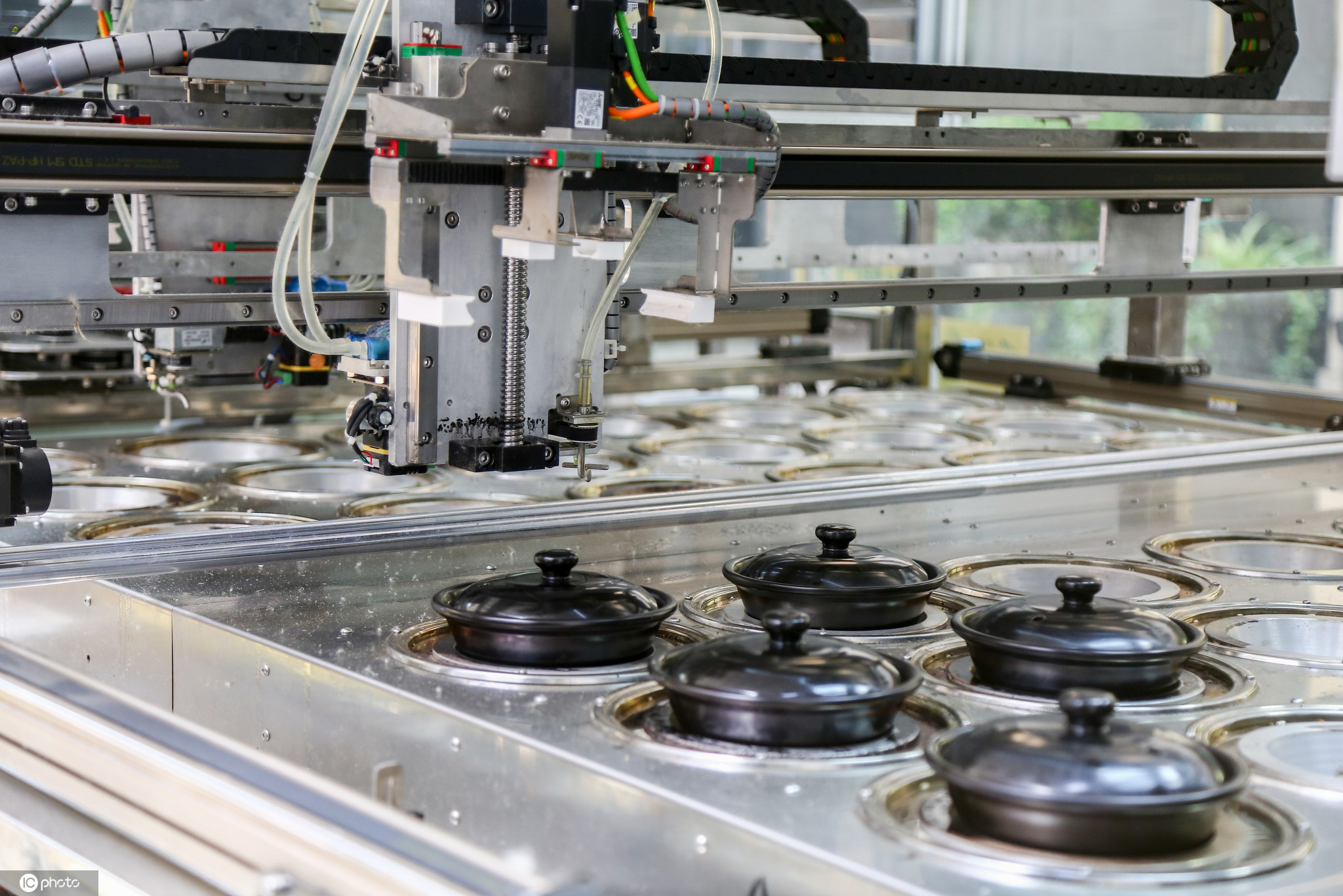 ai煲仔饭机器人亮相1小时可出餐140份