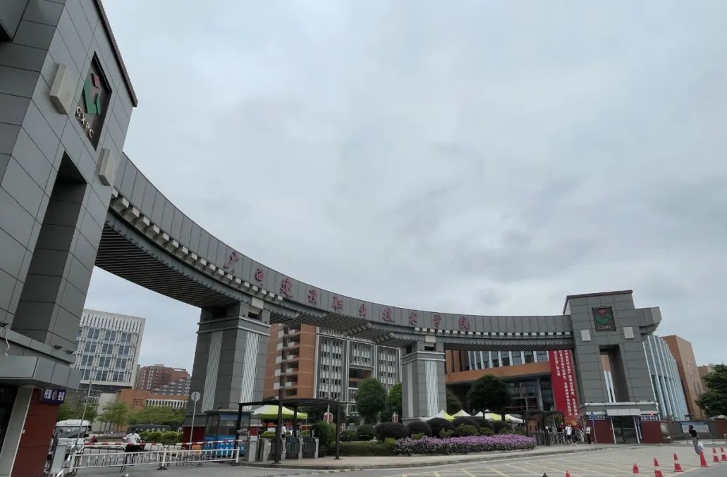 5月7日下午，该校门口拉起警戒线。李慧子 摄