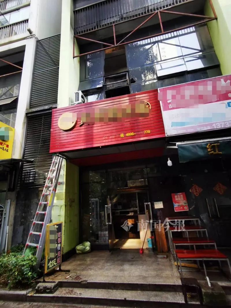 柳州市一餐饮店门头起火，浓烟灌入楼上幼儿园教室，师生紧急撤离！