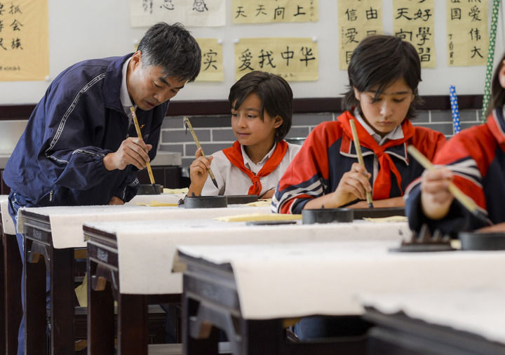 在新疆疏附县托克扎克镇中心小学书法教室内