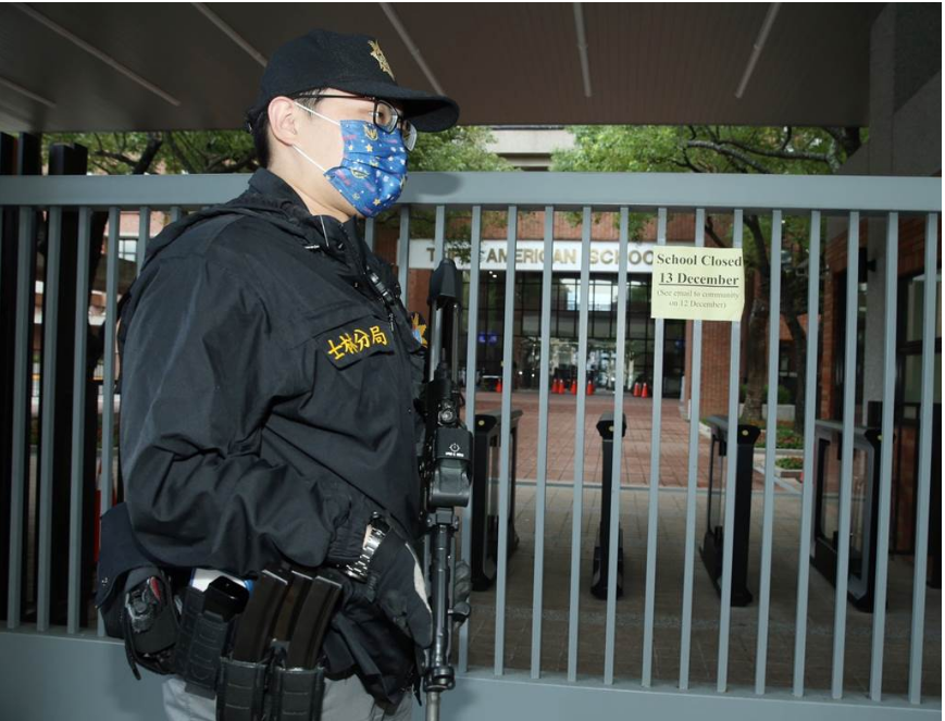 台北美國學校收到恐怖威脅，士林分局刑警荷槍實彈站在校門警戒