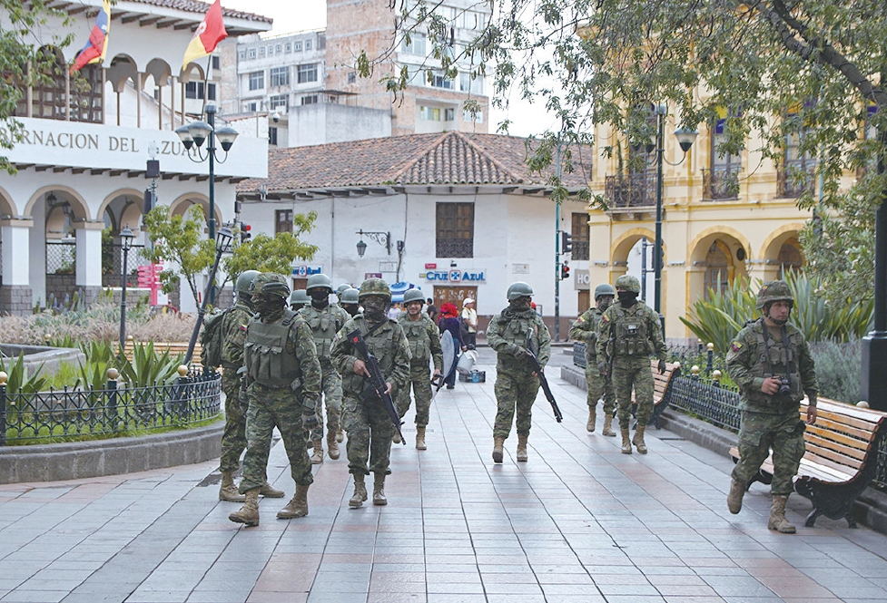 当地时间9日，厄瓜多尔总统诺沃亚宣布全国进入“国内武装冲突”状态。图为厄瓜多尔士兵在南部城市昆卡街头巡逻。（视觉中国）