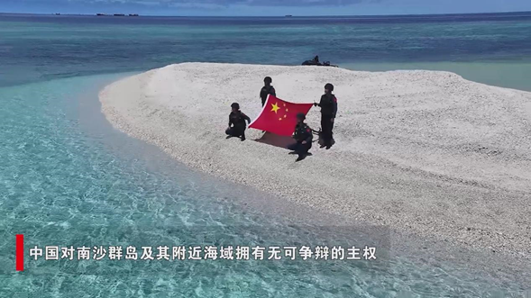 <strong>中国海警依法对菲船只喷射水炮</strong>