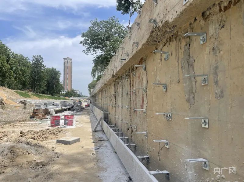 郑州市人民公园北侧金水河河道周边正在干挂大理石(央广网见习记者张丽娜 摄)