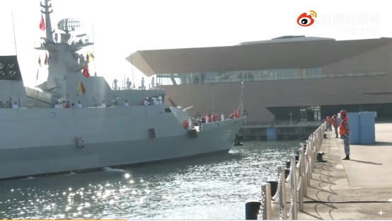 宿迁舰、荆门舰26日缓缓驶入香港海域，顺利靠泊昂船洲海军基地