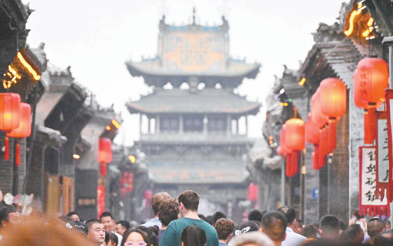 山西平遥古城暑期迎来大量游客。(视觉中国)