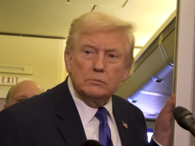 当地时间2月6日，特朗普在总统专机“空军一号”上接受记者采访。图为采访视频截图