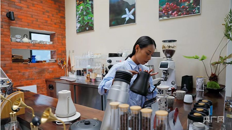 海拔1650米的咖啡庄园里，佤族咖啡师周开艳正在冲泡咖啡（央广网记者 魏文青 摄）