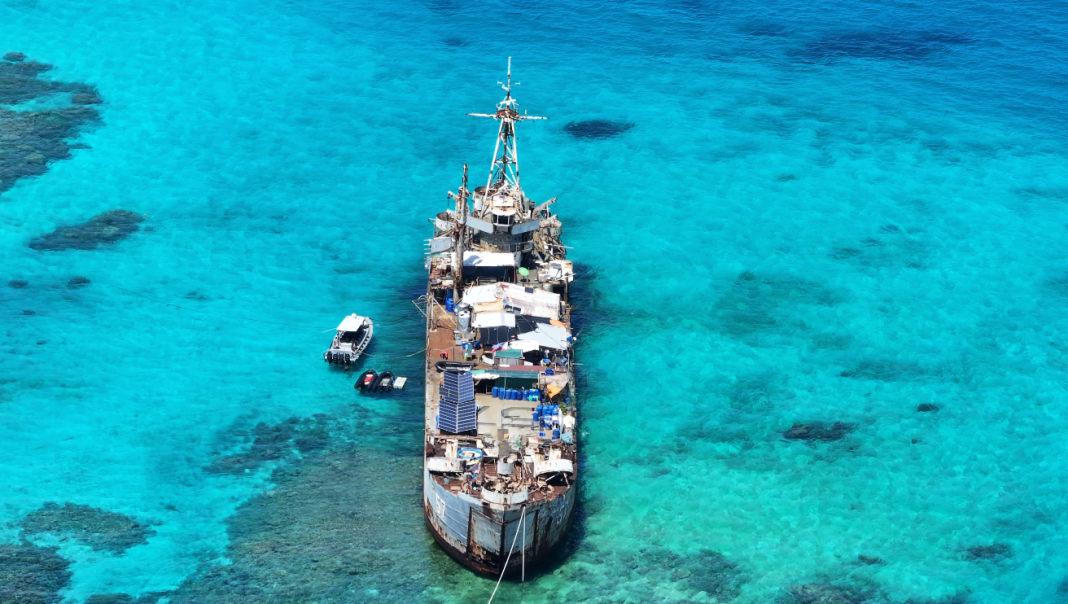 △重重加固、苦苦支撑，违建率90%以上的破败军舰。（图源：自然资源部南海生态中心）