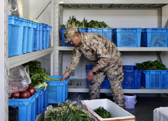 岗嘎边防连官兵在储藏室整理新鲜蔬菜 林小艺摄