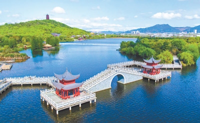 江西省吉安市吉州区庐陵文化生态园风景秀丽。当地积极推进城市公园建设，将公园形态和城市空间有机融合，为群众打造生态宜居的生活环境。李 军摄（影像中国）