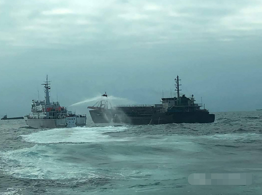 李问在脸书贴出海巡舰艇用高压水枪射击大陆抽砂船的照片（图片来源：台媒）