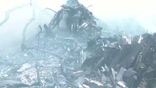 一架客机在印度艾哈迈达巴德机场坠毁后,废墟中升起浓烟。图源:外媒