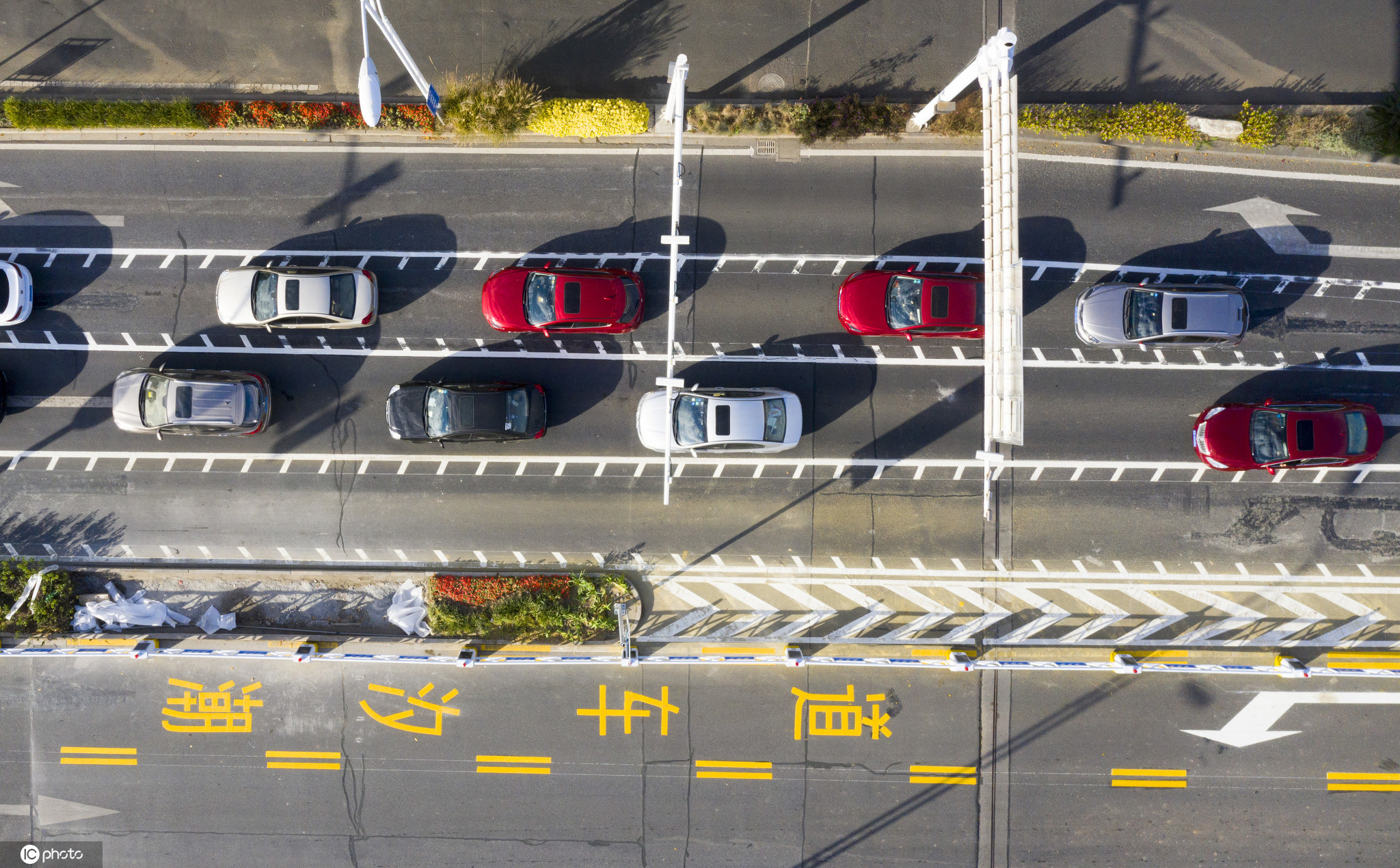 江苏省太仓市东仓南路,交通施工人员对潮汐车道的相关配套设施进行