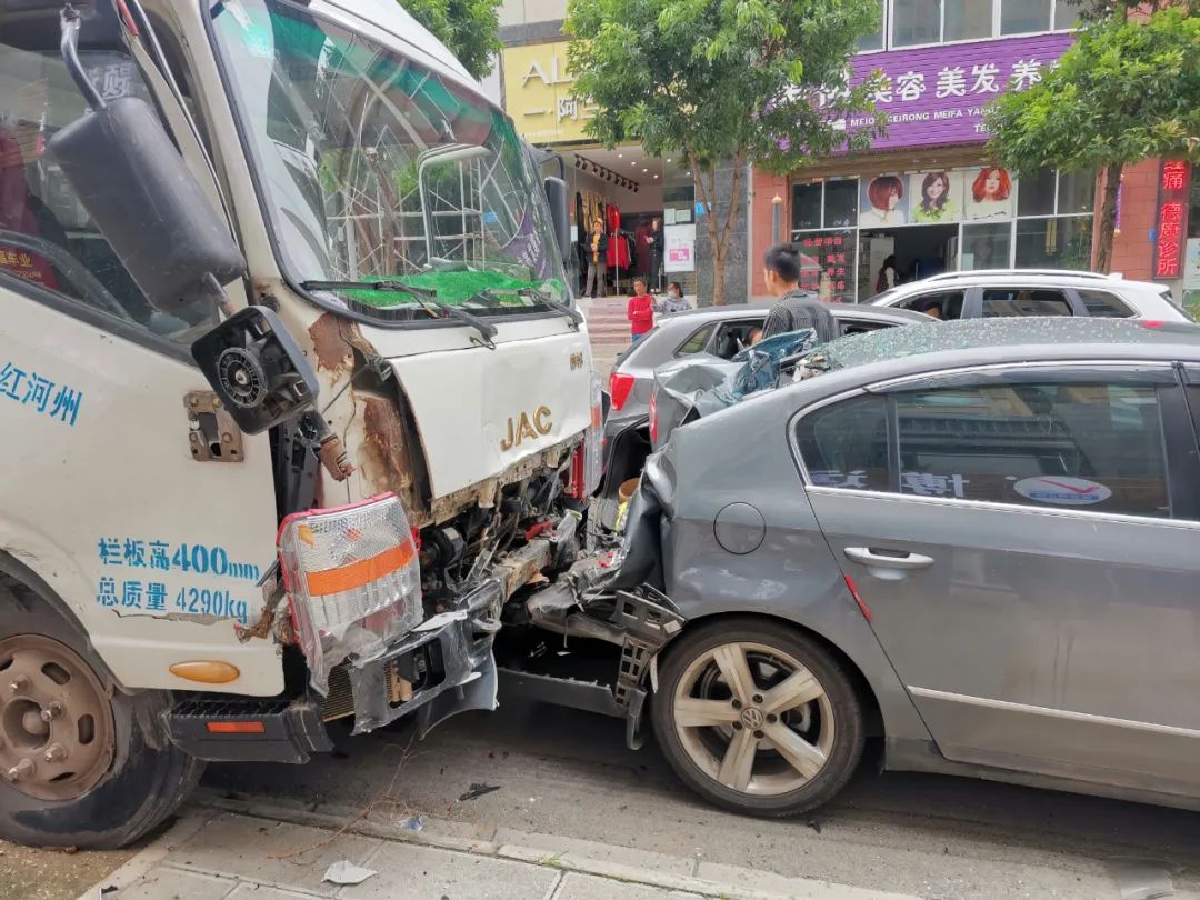 9车连撞2辆豪车严重受损云南文山城南发生惊险交通事故