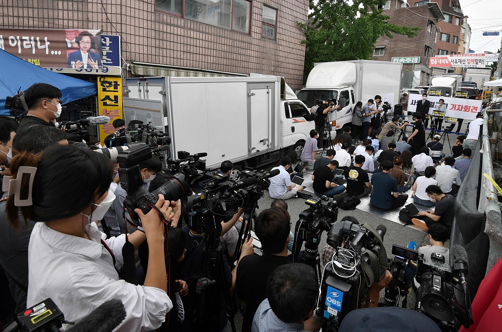 韩国单日新增197例新冠病例暴发疫情教会入口被封