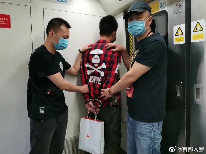 便衣行动,已抓近40名地铁"色狼"】今年以来,北京市公安局公交总队