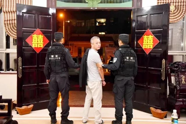 海南黑老大穿防护服受审:终审死刑,至少77名公职人员涉案