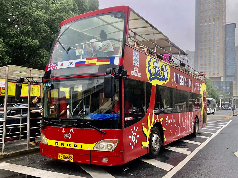 风雨兼程上海敞篷双层观光巴士在秋雨中告别