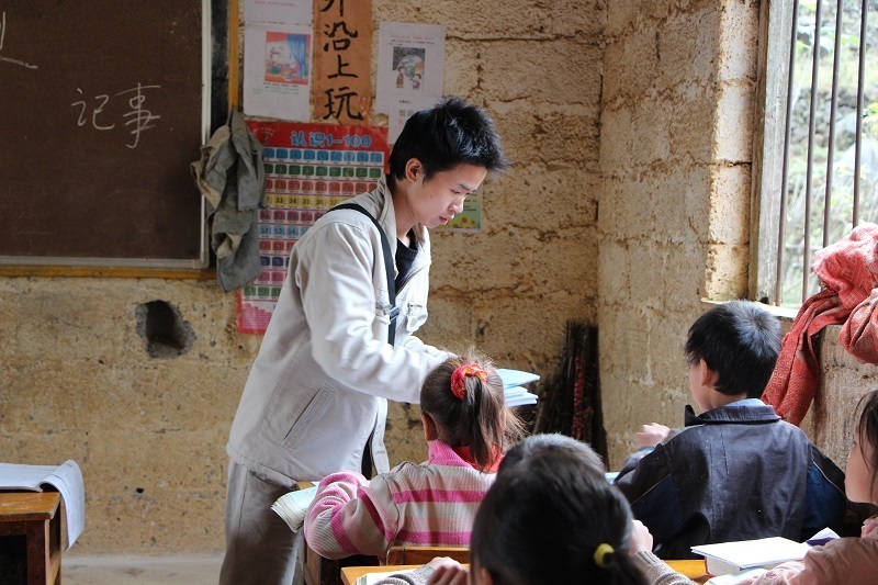 奖励学生小猪的支教老师回老家了，孩子们哭成泪人