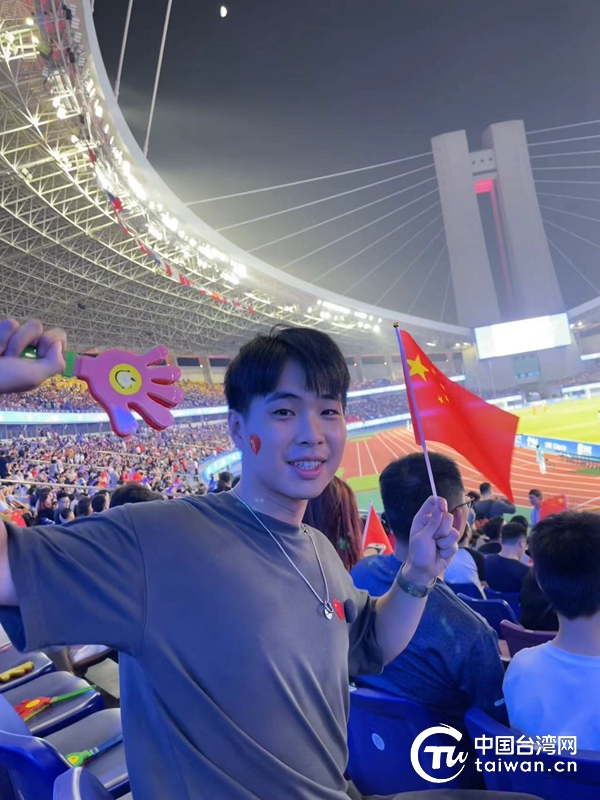 9月24晚，张皓哲于杭州亚运会中国男足亚运队对战孟加拉国队的比赛现场。（张皓哲 供图，中国台湾网 发）