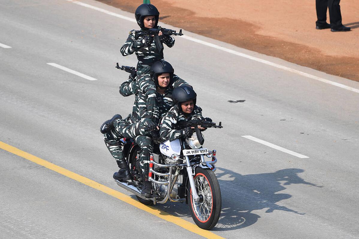 印度举行共和日阅兵彩排 士兵秀摩托车特技[4]- 中国日报网