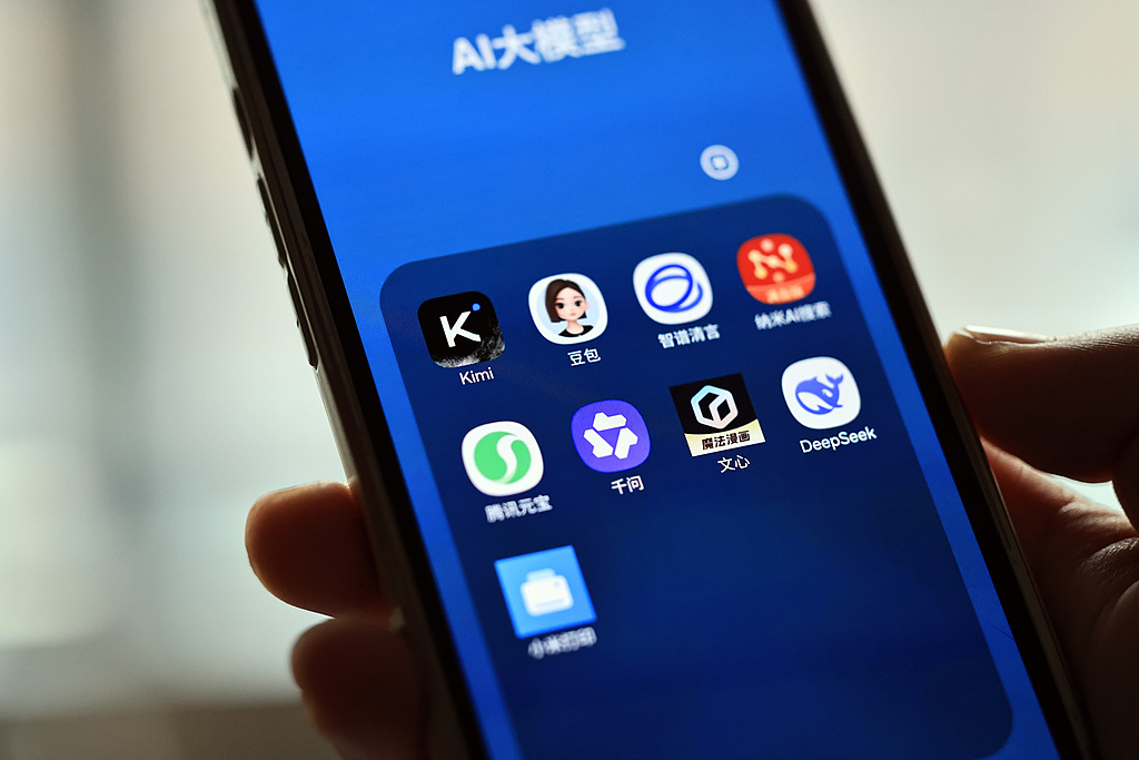 一款智能手机上的AI大模型应用。 (视觉中国)