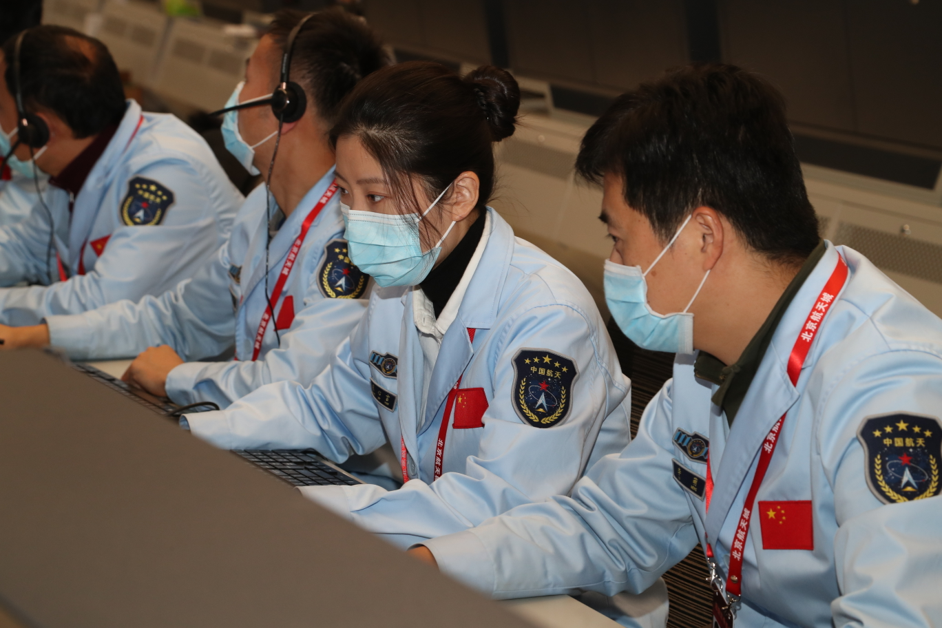 嫦娥五号实施首次近月制动
